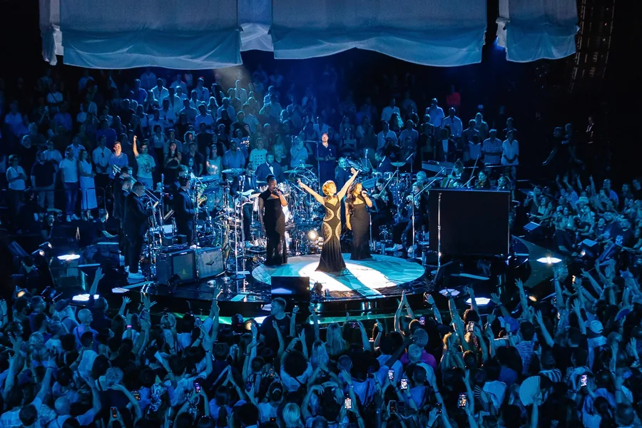 Montreux Jazz Festival 2026: RAYE and special guests on the stage in the middle of the crowd in the Stravinski Auditorium