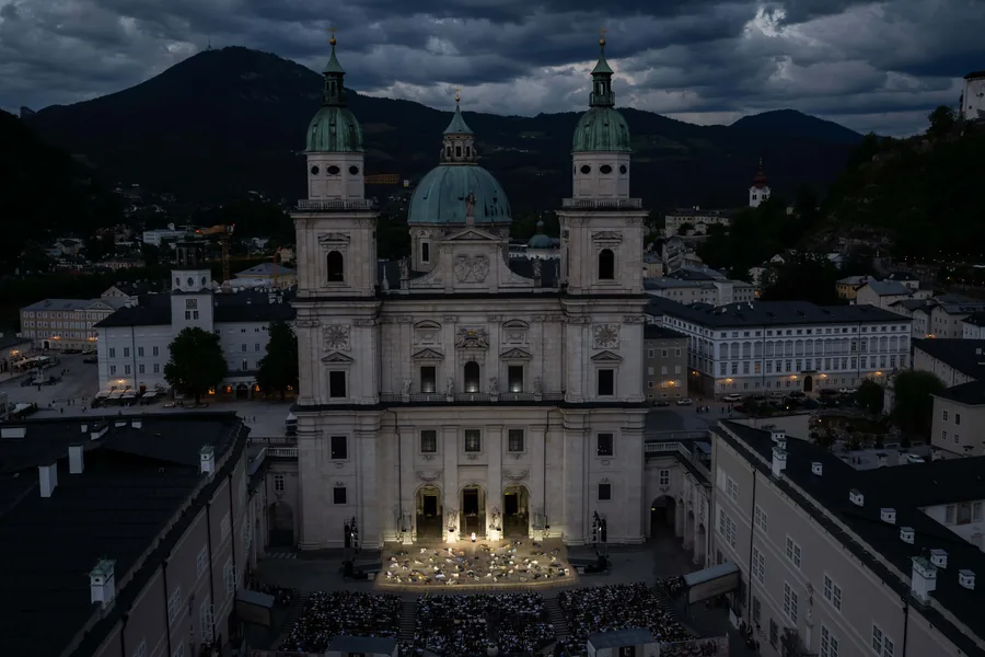 Salzburger Festspiele 2026: Jedermann directed by Robert Carsen on the stage in front of Salzburg Cathedral at dusk